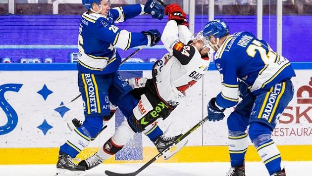 Slovenský hokejista Marek Hrivík (vpravo, v modrém) v dresu švédského Leksandu. Slovenský hokejista Marek Hrivík (vpravo, v modrém) v dresu švédského Leksandu.