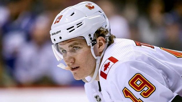 Útočník Matthew Tkachuk podepsal jako chráněný volný hráč s Calgary novou tříletou smlouvu. Útočník Matthew Tkachuk podepsal jako chráněný volný hráč s Calgary novou tříletou smlouvu.