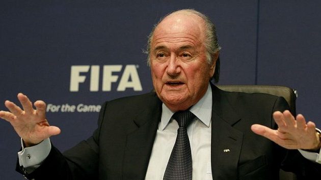 Prezident FIFA Sepp Blatter na páteční tiskovce. Prezident FIFA Sepp Blatter na páteční tiskovce.