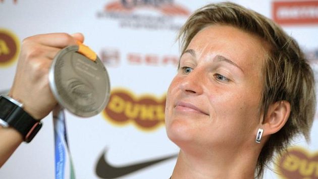 Oštěpařka Barbora Špotáková se stříbrnou medailí z mistrovství světa v Tegu. Oštěpařka Barbora Špotáková se stříbrnou medailí z mistrovství světa v Tegu.
