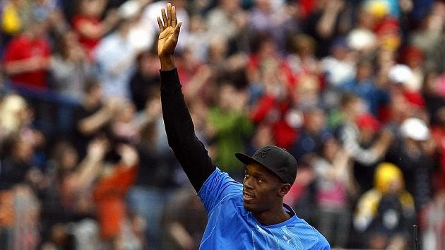 Usain Bolt zdraví diváky na Zlaté tretře v Ostravě Usain Bolt zdraví diváky na Zlaté tretře v Ostravě