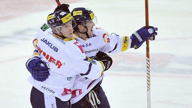 Miloslav Hořava (vlevo) a Tomáš Klimenta z Liberce se radují z gólu. Miloslav Hořava (vlevo) a Tomáš Klimenta z Liberce se radují z gólu.