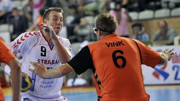 Filip Jícha střílí přes nizozemského hráče Matthijse Vinka. Filip Jícha střílí přes nizozemského hráče Matthijse Vinka.