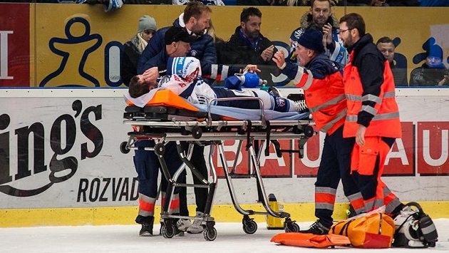 Plzeňský Ondřej Kratěna v neděli opustil led na nosítkách, a to po zákroku mladoboleslavského Davida Šticha. Plzeňský Ondřej Kratěna v neděli opustil led na nosítkách, a to po zákroku mladoboleslavského Davida Šticha.
