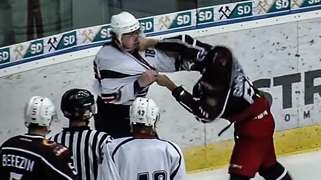 Darby Llewellyn (vlevo) a jeho bitka s Arťomem Garajevem z Jekatěrinburgu. Darby Llewellyn (vlevo) a jeho bitka s Arťomem Garajevem z Jekatěrinburgu.