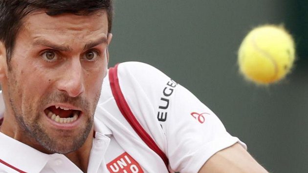 Světová jednička Novak Djokovič v zápase s Belgičanem Stevem Darcisem. Světová jednička Novak Djokovič v zápase s Belgičanem Stevem Darcisem.