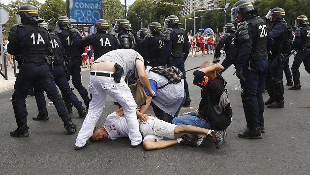 Francouzská policie zatýká dva polské fanoušky v Marseille. Francouzská policie zatýká dva polské fanoušky v Marseille.