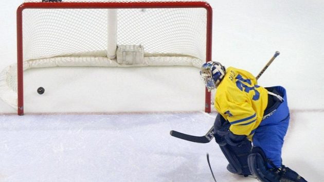 Švédský brankář Tommy Salo na olympijském turnaji v Salt Lake City v duelu s Běloruskem nevěřícně sleduje, kde skončil puk po jeho nešťastném zásahu. Švédský brankář Tommy Salo na olympijském turnaji v Salt Lake City v duelu s Běloruskem nevěřícně sleduje, kde skončil puk po jeho nešťastném zásahu.