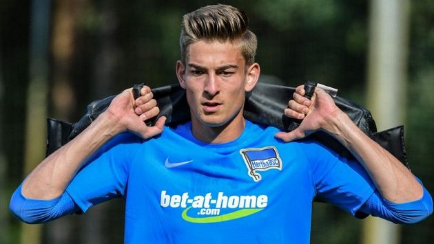 Jonathan Klinsmann udělal na trenéry Herthy dojem, takže si řekl o smlouvu. Jonathan Klinsmann udělal na trenéry Herthy dojem, takže si řekl o smlouvu.