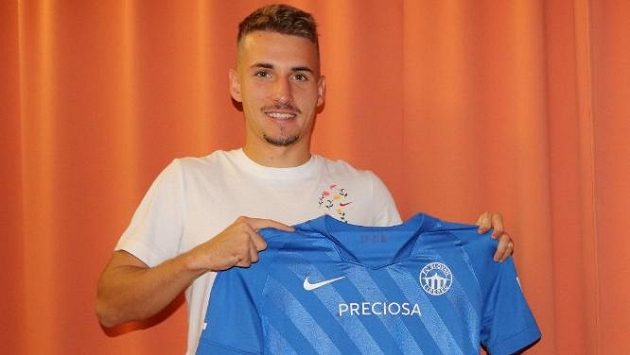 Michal Sadílek s dresem Liberce. Michal Sadílek s dresem Liberce.