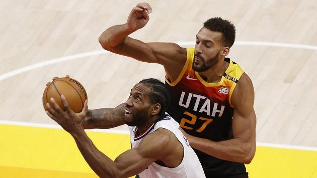 Rudy Gobert (27) z Utahu a Kawhi Leonard z LA Clippers. Rudy Gobert (27) z Utahu a Kawhi Leonard z LA Clippers.