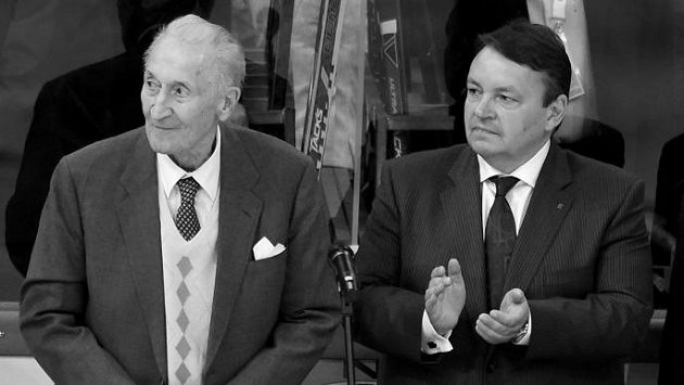 Legendární hokejový útočník Vladimír Zábrodský (vlevo) zemřel. Mistr světa z let 1947 a 1949 byl členem Síně slávy IIHF i českého hokeje. Legendární hokejový útočník Vladimír Zábrodský (vlevo) zemřel. Mistr světa z let 1947 a 1949 byl členem Síně slávy IIHF i českého hokeje.
