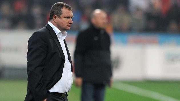 Plzeňský trenér Pavel Vrba (v popředí) k reprezentaci podle šéfa Viktorie Tomáše Paclíka nepřijde. Plzeňský trenér Pavel Vrba (v popředí) k reprezentaci podle šéfa Viktorie Tomáše Paclíka nepřijde.