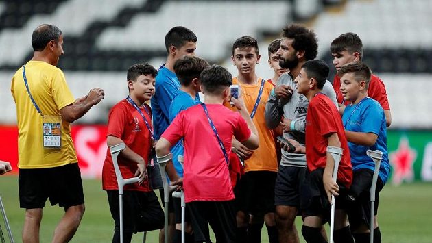 Fotbalisté Liverpoolu udělali před zápasem o Superpohár UEFA radost postiženým dětem. Fotbalisté Liverpoolu udělali před zápasem o Superpohár UEFA radost postiženým dětem.
