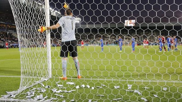 Obsypaný brankář fotbalistů Itálie do 21 let Gianluigi Donnarumma během utkání s Dánskem. Obsypaný brankář fotbalistů Itálie do 21 let Gianluigi Donnarumma během utkání s Dánskem.
