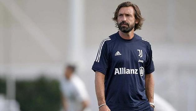 Trenér Andrea Pirlo před debutem na lavičce Juventusu získal trenérskou licenci. Trenér Andrea Pirlo před debutem na lavičce Juventusu získal trenérskou licenci.