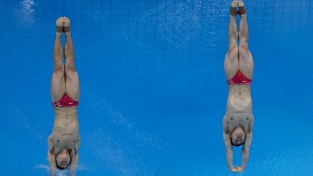 Olympijskou soutěž v synchronizovaných skocích do vody z třímetrového prkna vyhráli suverénně Číňané Wang Cung-jüan a Sie S'-i a Olympijskou soutěž v synchronizovaných skocích do vody z třímetrového prkna vyhráli suverénně Číňané Wang Cung-jüan a Sie S'-i a