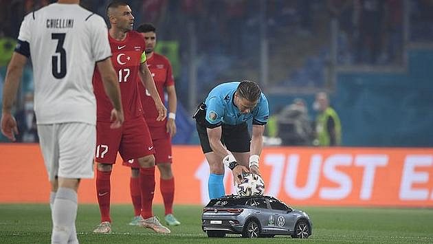 Hlavní rozhodčí vyndavá míč z autíčka na dálkové ovládání před zahájením utkání mezi Tureckem a Itálií. Hlavní rozhodčí vyndavá míč z autíčka na dálkové ovládání před zahájením utkání mezi Tureckem a Itálií.