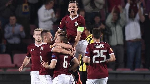 Fotbalisté Sparty oslavují první gól v utkání Evropské ligy proti Young Boys Bern. Fotbalisté Sparty oslavují první gól v utkání Evropské ligy proti Young Boys Bern.