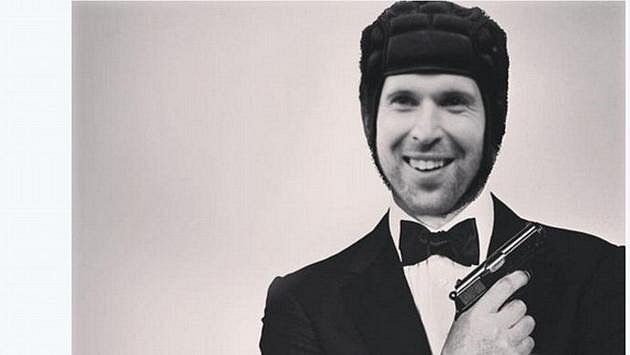Dvojitý agent Petr Čech odvedl skvělou práci, vtipkují někteří fanoušci. Dvojitý agent Petr Čech odvedl skvělou práci, vtipkují někteří fanoušci.