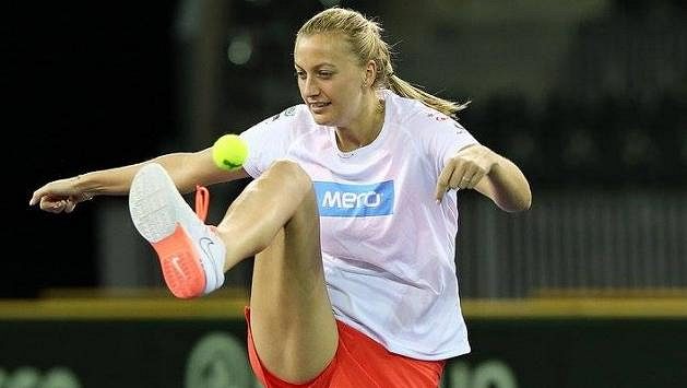 Trénink na nadcházející Fed Cup proti Rumunsku si Petra Kvitová zpestřila i tradičním nohejbalem s tenisákem. Trénink na nadcházející Fed Cup proti Rumunsku si Petra Kvitová zpestřila i tradičním nohejbalem s tenisákem.