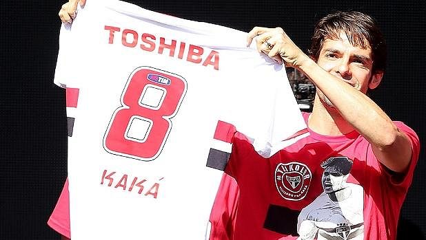 Brazilec Kaká už pózuje s dresem Sao Paula. Brazilec Kaká už pózuje s dresem Sao Paula.