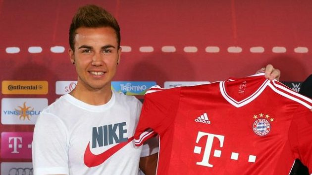 Trapas! Posila Bayernu Mario Götze naštval sponzora klubu tím, že si na sebe oblékl triko s logem konkurenční firmy. Trapas! Posila Bayernu Mario Götze naštval sponzora klubu tím, že si na sebe oblékl triko s logem konkurenční firmy.