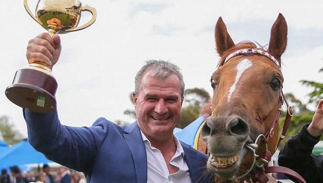 Australský dostihový trenér Darren Weir se bude zodpovídat z týrání zvířat. Australský dostihový trenér Darren Weir se bude zodpovídat z týrání zvířat.