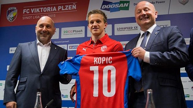 Majitel Viktorie Tomáš Paclík a vpravo generální manažer Adolf Šádek v létě představili poslední velkou posilu - Jana Kopice. Majitel Viktorie Tomáš Paclík a vpravo generální manažer Adolf Šádek v létě představili poslední velkou posilu - Jana Kopice.