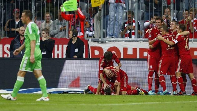 Fotbalisté Bayernu Mnichov se radují ze vstřelení gólu do sítě Wolfsburgu. Fotbalisté Bayernu Mnichov se radují ze vstřelení gólu do sítě Wolfsburgu.