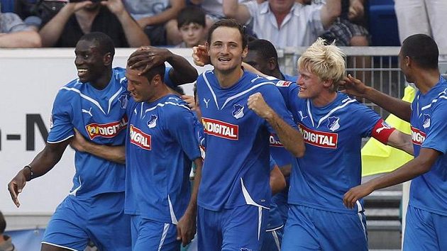 Fotbalisté Hoffenheimu oslavují výhru. Fotbalisté Hoffenheimu oslavují výhru.