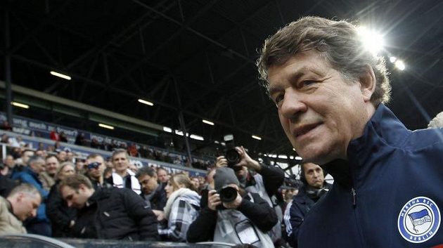 Otto Rehhagel se po dvanácti letech vrátil do bundesligy. Hertha poprvé pod jeho vedením prohrála 0:3. Otto Rehhagel se po dvanácti letech vrátil do bundesligy. Hertha poprvé pod jeho vedením prohrála 0:3.
