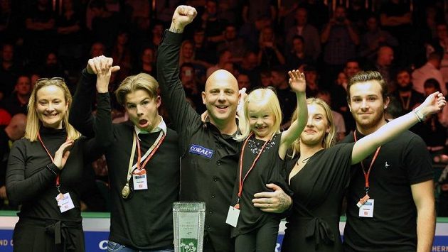 Nadšený Mark King slaví triumf v Belfastu s manželkou Sally, třemi dětmi a přítelem starší dcery. Nadšený Mark King slaví triumf v Belfastu s manželkou Sally, třemi dětmi a přítelem starší dcery.
