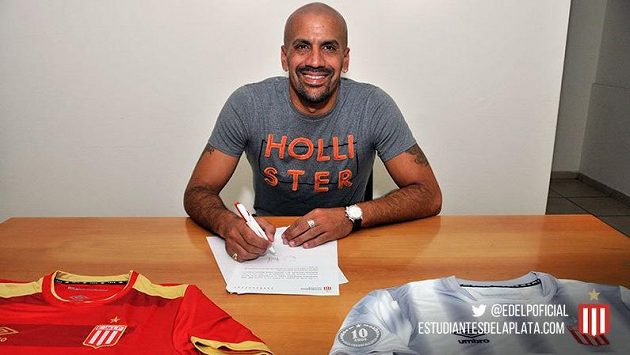 Juan Sebastián Verón se vrací k fotbalu, podepsal smlouvu s Estudiantes. Juan Sebastián Verón se vrací k fotbalu, podepsal smlouvu s Estudiantes.
