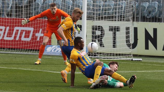 Zleva brankář Opavy Tomáš Digaňa, jeho spoluhráči z pole Matěj Hrabina a Joss Didiba a Pavel Osmančík z Bohemians. Zleva brankář Opavy Tomáš Digaňa, jeho spoluhráči z pole Matěj Hrabina a Joss Didiba a Pavel Osmančík z Bohemians.