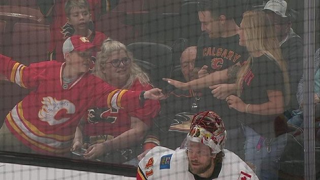 Malý fanoušek Calgary rozplakal divačku, když jí daroval chycený puk. Malý fanoušek Calgary rozplakal divačku, když jí daroval chycený puk.