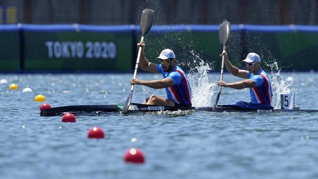 Úspěšný český deblkajak Josef Dostál (vlevo) a Radek Šlouf na trati 1000 metrů. Úspěšný český deblkajak Josef Dostál (vlevo) a Radek Šlouf na trati 1000 metrů.