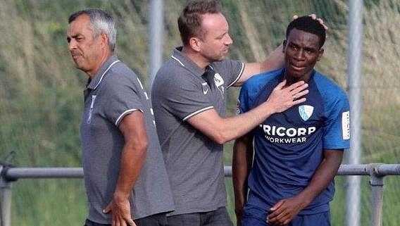 Jordi Osei-Tutu byl během přátelského utkání Bochum - St. Gallen terčem rasismu ze strany soupeře. Hřiště opustil v slzách ještě před poločasem. Jordi Osei-Tutu byl během přátelského utkání Bochum - St. Gallen terčem rasismu ze strany soupeře. Hřiště opustil v slzách ještě před poločasem.