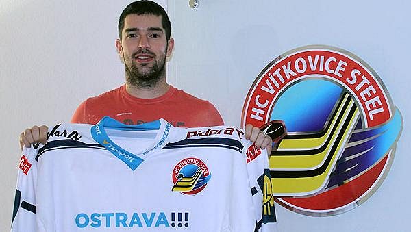 Slovák Peter Ölvecký posílil hokejisty Vítkovic. Slovák Peter Ölvecký posílil hokejisty Vítkovic.