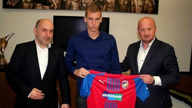 Nová posila plzeňské obrany Jan Baránek (uprostřed) s majitelem Viktorie Tomášem Paclíkem (vlevo) a generálním manažerem Adolfem Šádkem. Nová posila plzeňské obrany Jan Baránek (uprostřed) s majitelem Viktorie Tomášem Paclíkem (vlevo) a generálním manažerem Adolfem Šádkem.