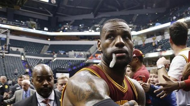 Basketbalista Clevelandu Cavaliers LeBron James (23) slaví s fanoušky vítězství nad Indianou Pacers. Basketbalista Clevelandu Cavaliers LeBron James (23) slaví s fanoušky vítězství nad Indianou Pacers.