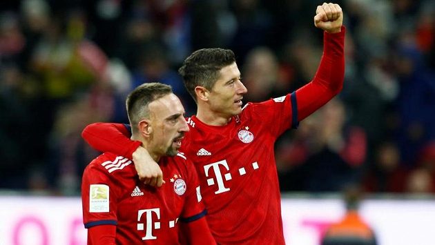 Střelci gólů Bayernu Robert Lewandowski (vpravo) a Franck Ribéry se radují. Střelci gólů Bayernu Robert Lewandowski (vpravo) a Franck Ribéry se radují.