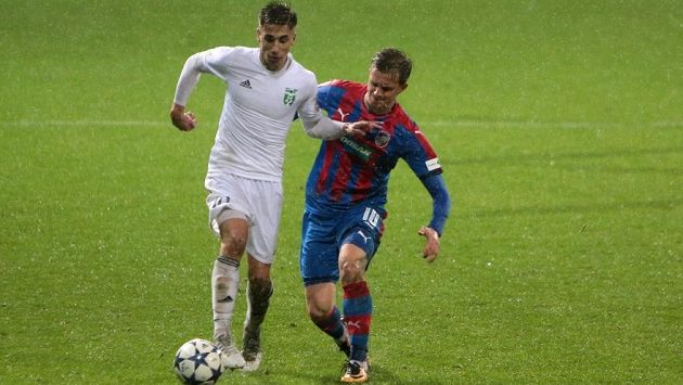 Ondřej Lingr (vlevo v souboji s Janem Kopicem) se proti Plzni podruhé za sebou objevil v základní sestavě Karviné. Ondřej Lingr (vlevo v souboji s Janem Kopicem) se proti Plzni podruhé za sebou objevil v základní sestavě Karviné.