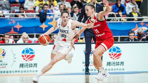 Kateřina Elhotová (vpravo) brání Saru Chevaugeonovou z Francie. Kateřina Elhotová (vpravo) brání Saru Chevaugeonovou z Francie.