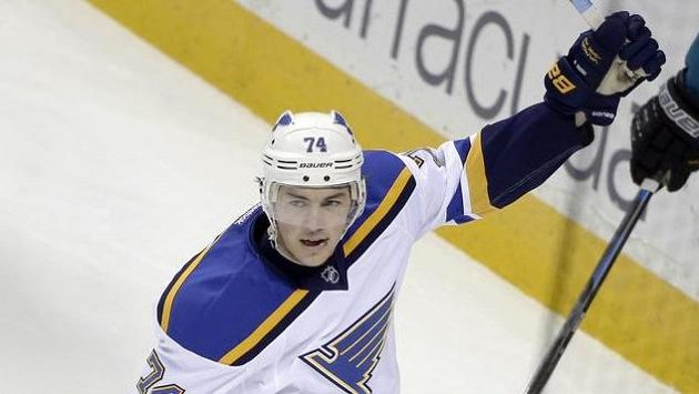 T.J. Oshie (74) ze St. Louis jásá po gólu proti San Jose. T.J. Oshie (74) ze St. Louis jásá po gólu proti San Jose.