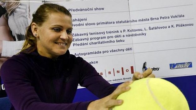 Tenistka Lucie Šafářová při charitativní akci v Brně. Tenistka Lucie Šafářová při charitativní akci v Brně.