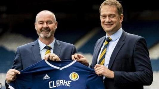 Trenér Steve Clarke (vlevo) a výkonný ředitel SFA Ian Maxwell. Trenér Steve Clarke (vlevo) a výkonný ředitel SFA Ian Maxwell.