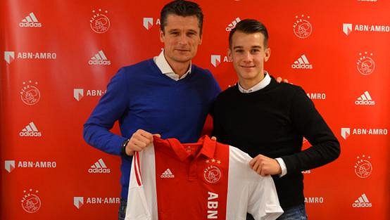 Vedoucí mládeže v Ajaxu Wima Jonk a Václav Černý (vpravo) po podpisu nové smlouvy. Vedoucí mládeže v Ajaxu Wima Jonk a Václav Černý (vpravo) po podpisu nové smlouvy.