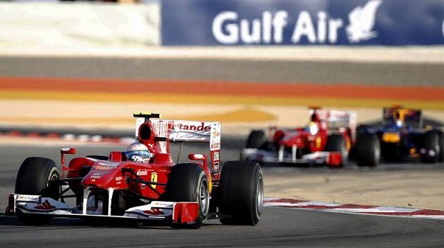 Fernando Alonso v čele Velké ceny Bahrajnu. Vzadu druhý pilot Ferrari Felipe Massa a Sebastian Vettel s vozem Red Bull. Fernando Alonso v čele Velké ceny Bahrajnu. Vzadu druhý pilot Ferrari Felipe Massa a Sebastian Vettel s vozem Red Bull.