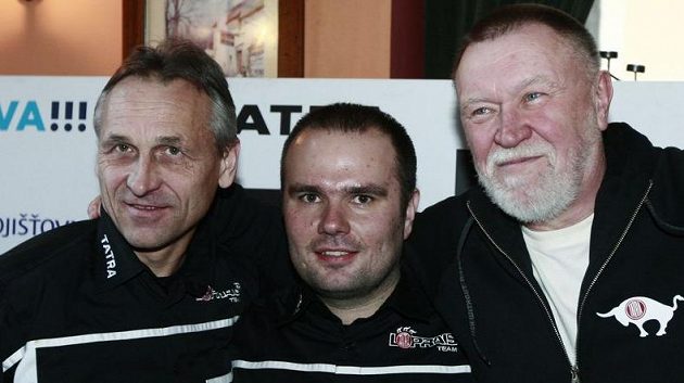 Aleš Loprais, Josef Kalina a Milan Holáň se připravují na odjezd do Jižní Ameriky. Aleš Loprais, Josef Kalina a Milan Holáň se připravují na odjezd do Jižní Ameriky.